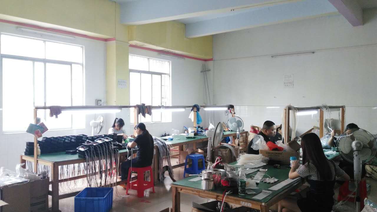 凱恩利客戶生產(chǎn)車間:工作人員正裝配試用車床件 凱恩利客戶生產(chǎn)車間:工作人員正裝配試用車床件