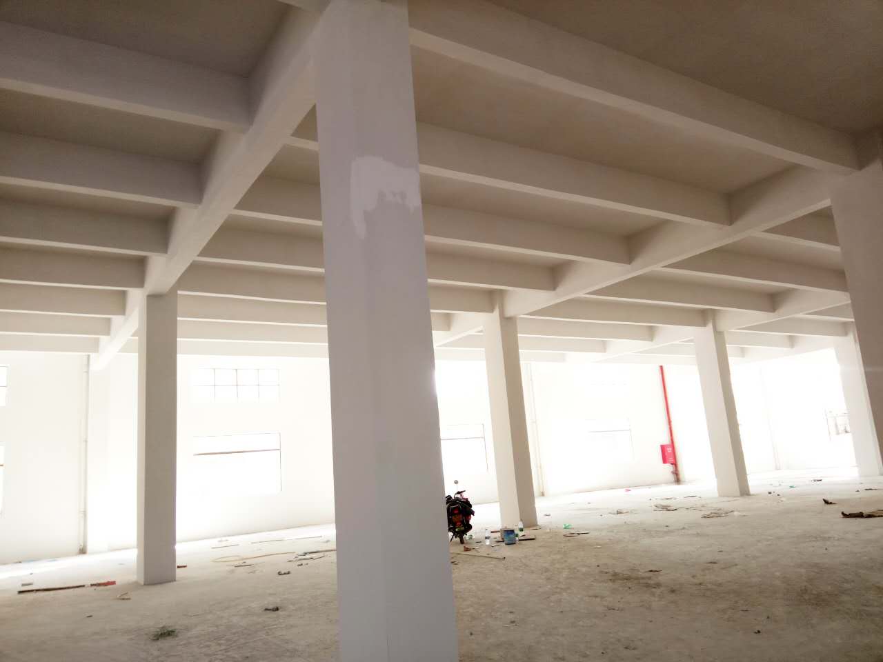 已建成了1幢（2800平方米，共4層的廠房）