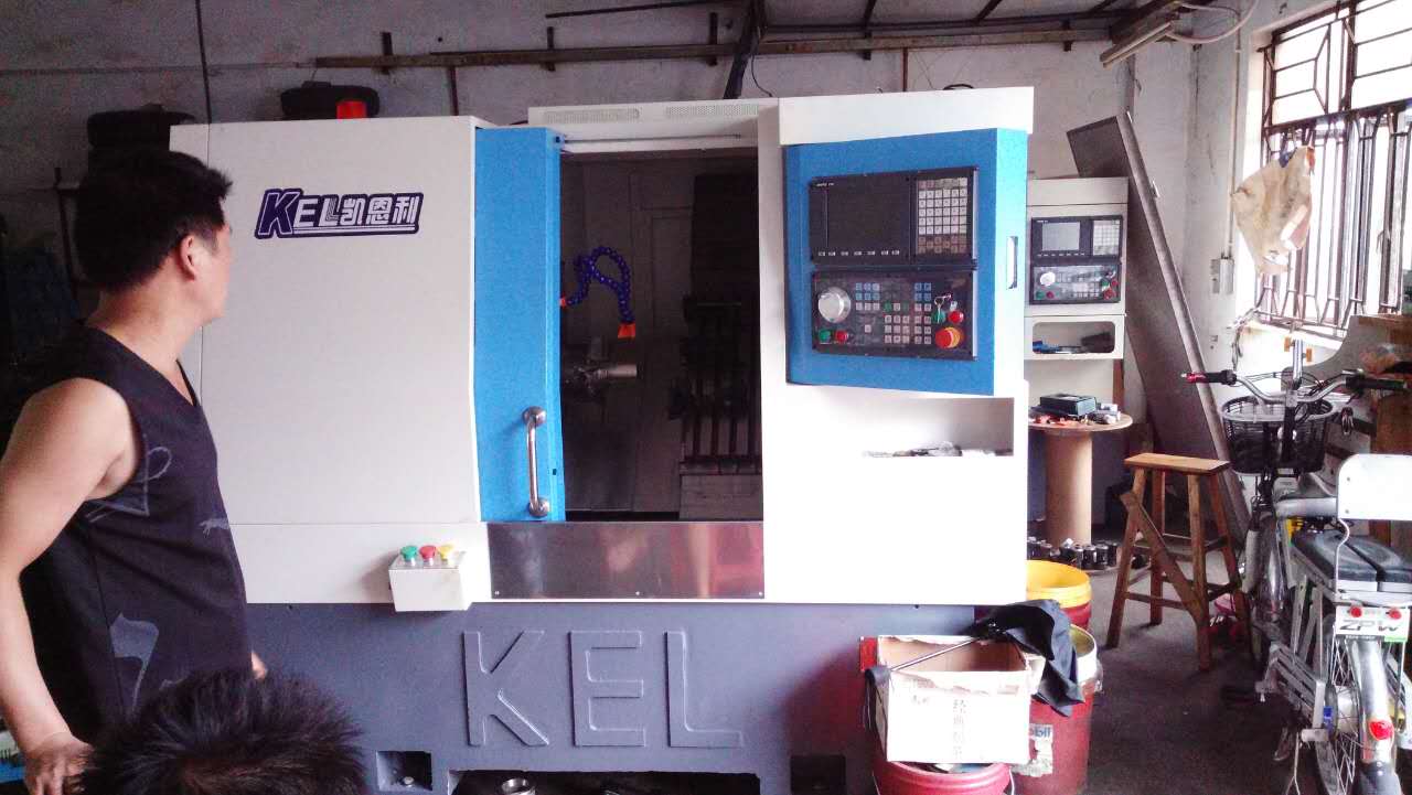 黃步鵬老板在雁田看機(jī)的照片 黃步鵬老板在雁田看機(jī)的照片