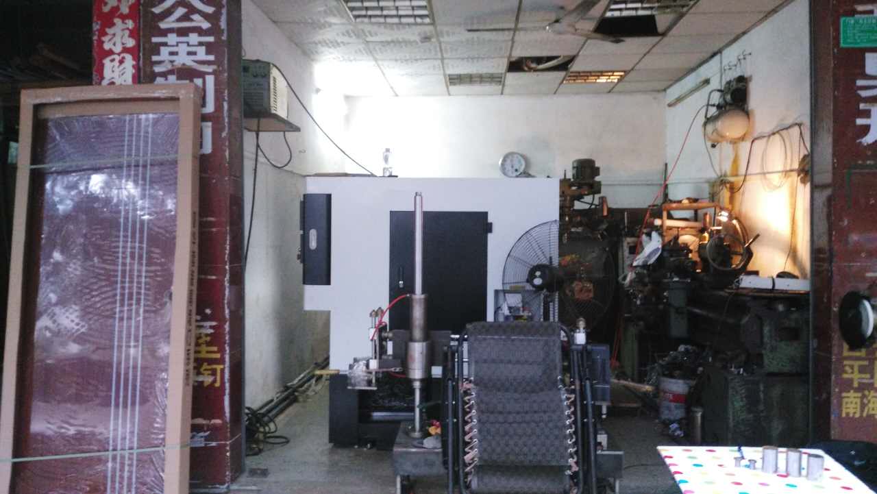 黃步鵬老板的 CKX6146ED (46標(biāo)準(zhǔn)刀塔機(jī))放置現(xiàn)場所 黃步鵬老板的 CKX6146ED (46標(biāo)準(zhǔn)刀塔機(jī))放置現(xiàn)場所