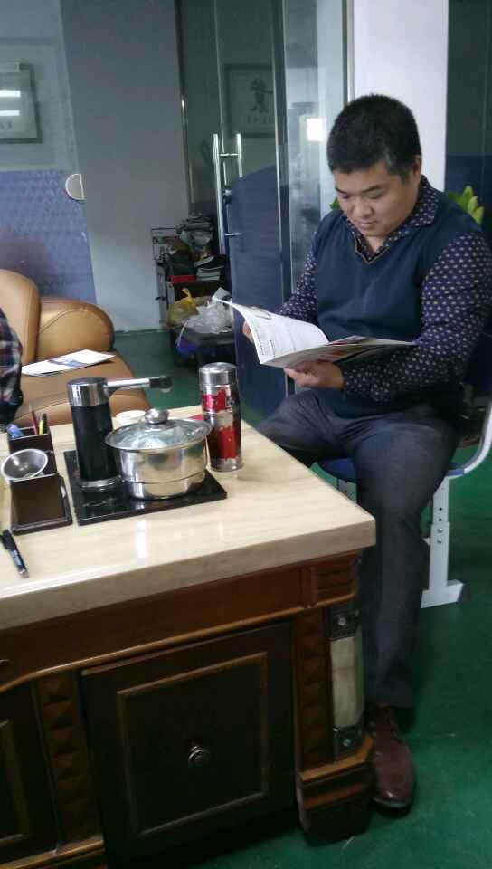 南海陳祥明老板想買凱恩利46車先銑機——在邊聽業(yè)務(wù)代表講解產(chǎn)品特點優(yōu)點邊看宣傳書。