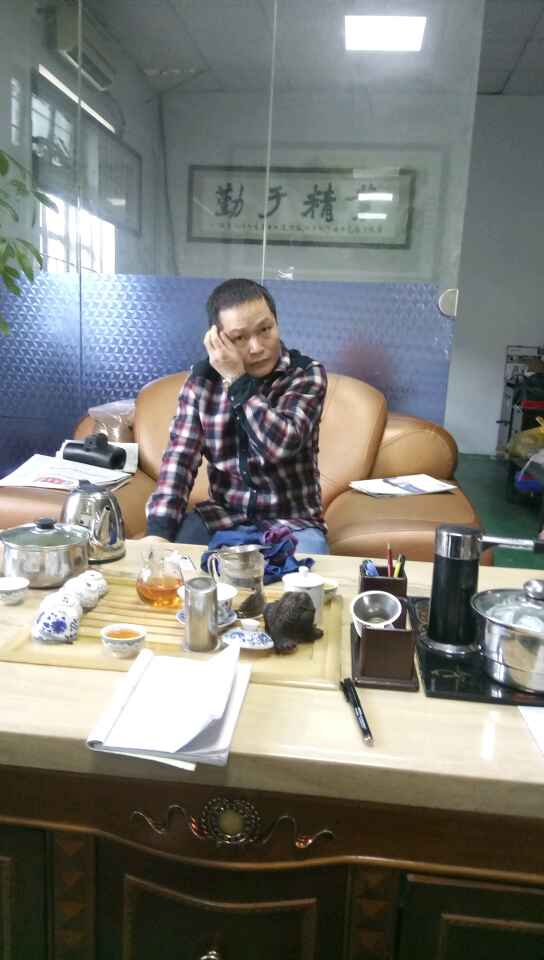 鄒生（南海陳祥明老板公司同事）輕松的聽凱恩利業(yè)務(wù)人員講解后，邊思考邊想什么時候訂機為好......