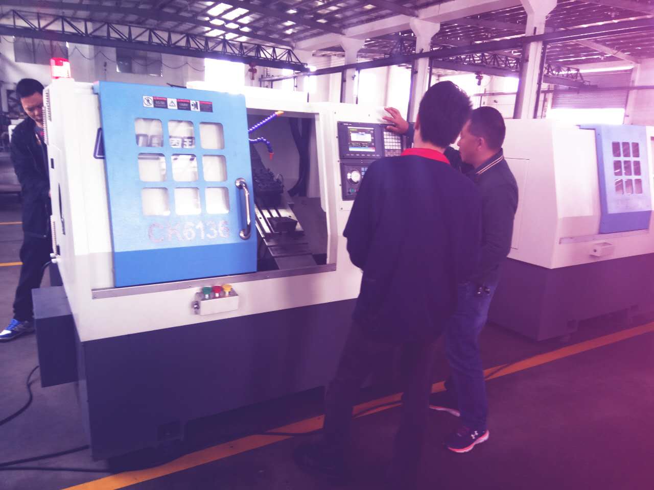 凱恩利技術(shù)人員馬生培訓(xùn)李建林老板數(shù)控車床的操作方法簡(jiǎn)單的保養(yǎng)維護(hù) 凱恩利技術(shù)人員馬生培訓(xùn)李建林老板數(shù)控車床的操作方法簡(jiǎn)單的保養(yǎng)維護(hù)