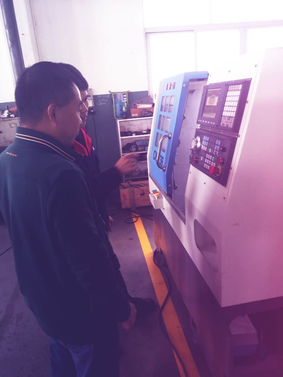 凱恩利技術(shù)人員莫生培訓(xùn)李建林老板數(shù)控車床的使用方法 凱恩利技術(shù)人員莫生培訓(xùn)李建林老板數(shù)控車床的使用方法