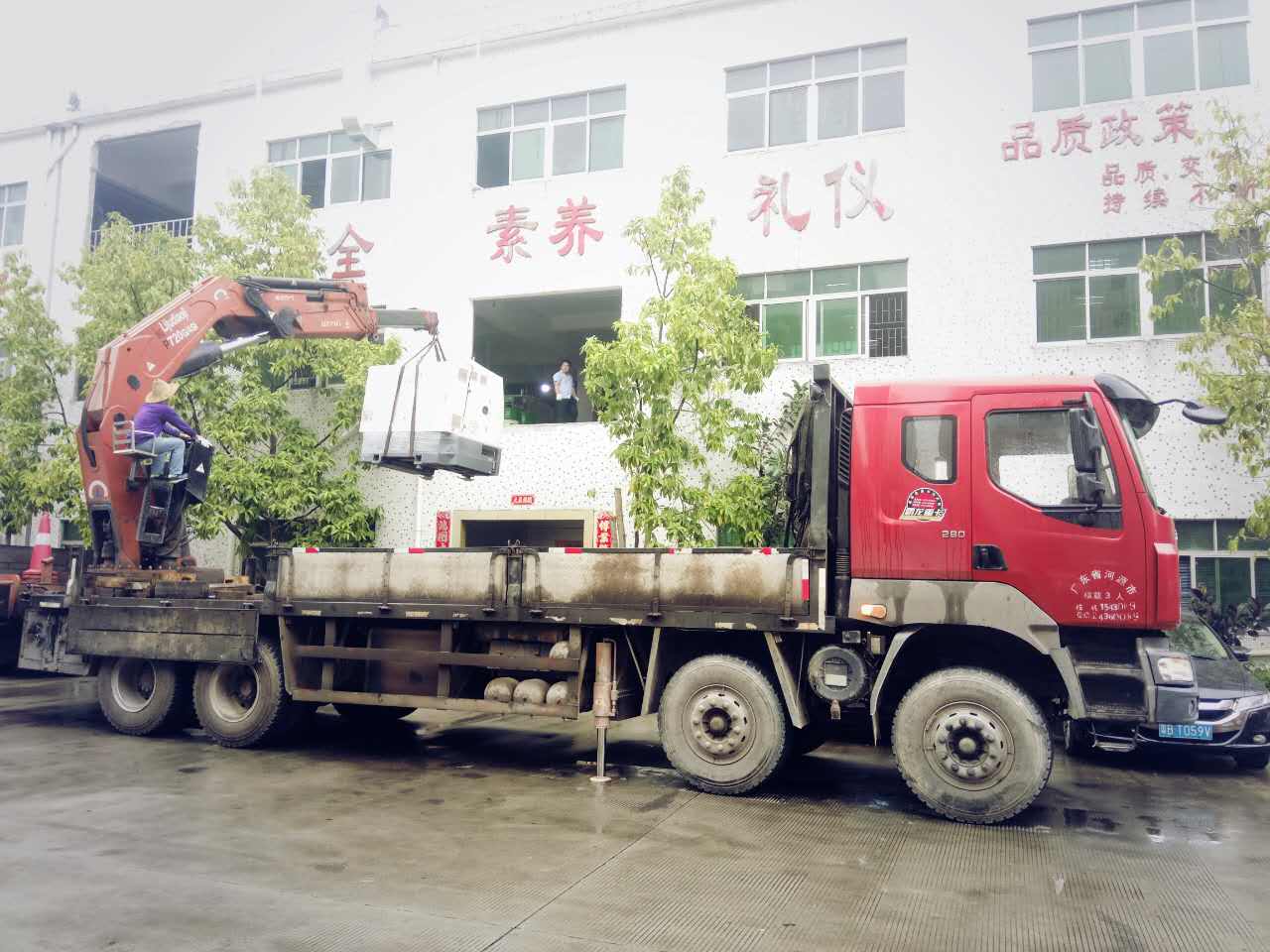 機(jī)器調(diào)裝中，準(zhǔn)備吊上二樓