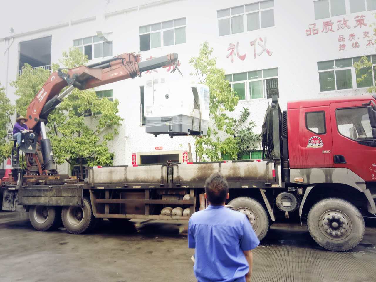 機(jī)器調(diào)裝中，注意安全！