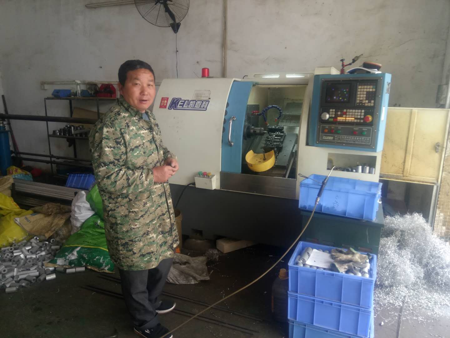 中山市坦洲鎮(zhèn)黃欣慰在操作凱恩利機(jī)床 中山市坦洲鎮(zhèn)黃欣慰在操作凱恩利機(jī)床