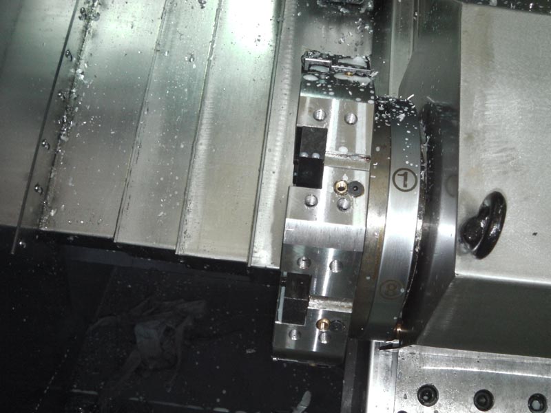 大拖板和刀架斜置，使得機(jī)床的操作和排屑都很方便，并且占地面積小，有很好的宜人性。