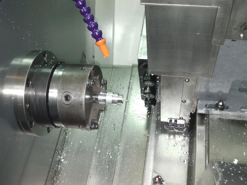 大拖板和刀架斜置，使得機(jī)床的操作和排屑都很方便，并且占地面積小，有很好的宜人性。