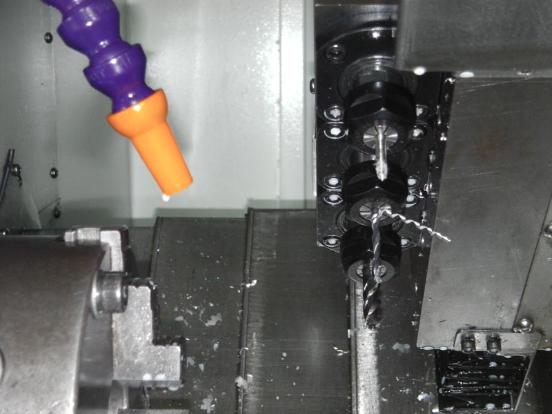  機(jī)床結(jié)構(gòu)特點(diǎn) Construction and feature of machine tool ■ 適用于重負(fù)荷和連續(xù)切削，可保持長久的高精度和優(yōu)質(zhì)的表面精糙度。 ■ 高精度、高剛性、重負(fù)荷主軸。 主軸采用原裝進(jìn)口日本NSK或德國FAG P4級精密級主軸軸承 主軸采用原裝進(jìn)口日本NSK或德國FAG P4級精密級主軸軸承 主軸采用原裝進(jìn)口日本NSK或德國FAG P4級精密級主軸軸承 主軸采用原裝進(jìn)口日本NSK或德國FAG P4級精密級主軸軸承 主軸采用原裝進(jìn)口日本NSK或德國FAG P4級精密級主軸軸承，經(jīng)工程計(jì)算分析取得較佳化的跨距配置，配合獨(dú)特的迷宮式防水設(shè)計(jì)和散熱片式主軸箱設(shè)計(jì)，可達(dá)到更佳的防水防塵效果。引用高科技潤滑技術(shù)及高剛性套筒結(jié)構(gòu)展現(xiàn)較佳穩(wěn)定性，能確保更大軸向剛性，徑向剛性及加工精度。采用專用主軸電機(jī)及進(jìn)口變頻器，實(shí)現(xiàn)大范圍自動(dòng)無級調(diào)速，整支主軸由臺灣普森專業(yè)主軸廠家生產(chǎn)。主軸軸承為前三后二排列,更能承受較強(qiáng)沖擊。主軸設(shè)計(jì)轉(zhuǎn)速可達(dá)8000rpm/min。 ■ 剛性好，操作、排屑方便。 高強(qiáng)度，床身傾斜45°，采用優(yōu)質(zhì)鑄鐵樹脂砂造型，并經(jīng)二次退火處理，保證鑄件穩(wěn)定性，緊密型筋骨板結(jié)構(gòu)，剛性好、抗震性強(qiáng)。