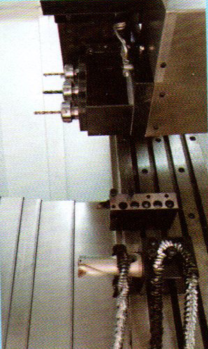 控制系統(tǒng)及主軸電機(jī)采用伺服主軸，加裝兩軸徑向或軸向伺服動(dòng)力頭?？蓪?shí)現(xiàn)主軸360度任意分度定位，鉆、攻、銑功能。