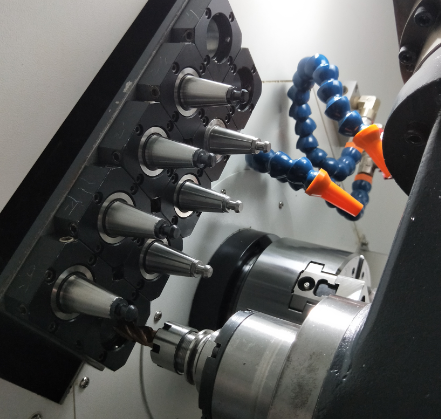 .數(shù)控車床標(biāo)準(zhǔn)配置臺灣套筒主軸．主軸軸承采用日本NSK高精度滾動主軸軸承、主軸最高轉(zhuǎn)速可達(dá)6000r/min,主軸伺服主軸驅(qū)動，可實(shí)現(xiàn)C軸差補(bǔ)分度加工。