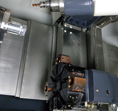 標(biāo)準(zhǔn)配置為伺服刀塔,再配置車銑銑削機(jī)構(gòu)、實(shí)現(xiàn)4+1軸車銑復(fù)合加工或5軸加工。